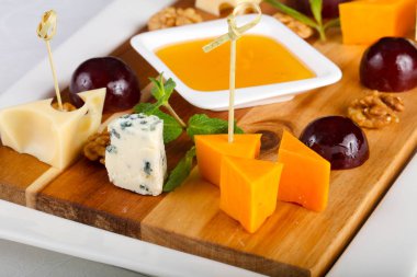Üzüm, bal ve fındık ile Peynir tabağı karıştırın