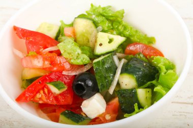 Zeytinli ve peynirli Yunan salatası