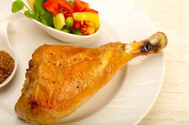 Kızarmış hindi budu salata ile