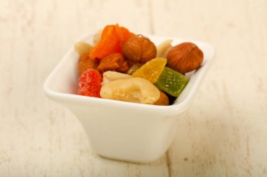 Fındık ve kuru meyve karışımı