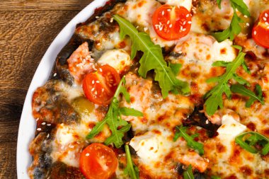 Somonlu pizza ve roka peynirli mozzarella.