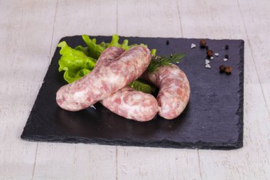 Çiğ domuz sosisi grill için hazır