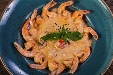 Fesleğen yaprakları servis soslu karides kokteyl