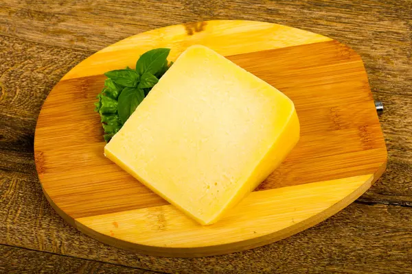 Queso Parmesano Con Hojas Ensalada Albahaca —  Fotos de Stock