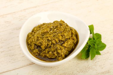 Fesleğenli pesto sos kasede bırakır