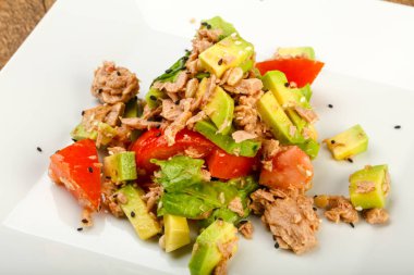 Domates soslu ton balığı ve avokado salatası.
