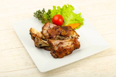 Kavrulmuş domuz diz dijon hardal sos ile