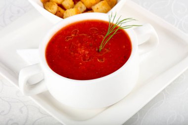 Gazpacho çorbası ekmek ile