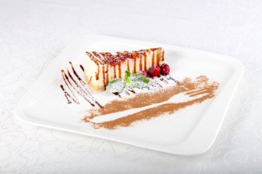 Peynirli kek kiraz ve nane ile