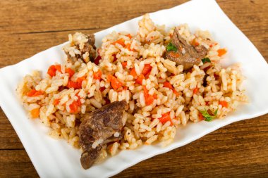 Asya pirinç - et ve havuç ile Plov