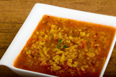 Beyaz Kharcho çorba beyaz plaka