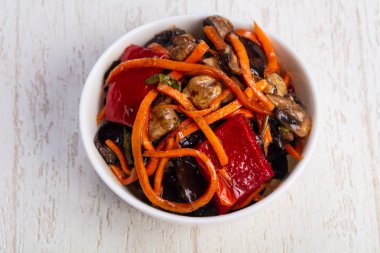 İştah açıcı bir ızgara mantar, havuç ve biber salatası