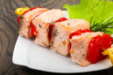 Biber ve limon ile som balığı şiş