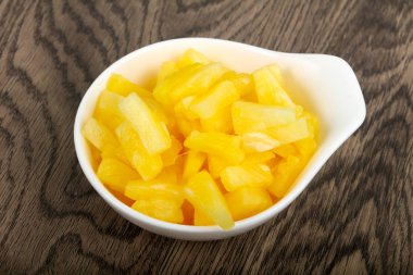 Kabın içinde Konserve ananas