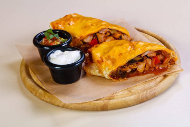 İki soslu tavuklu böreği