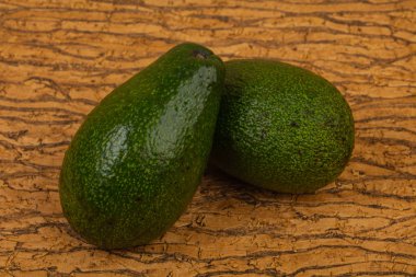 Ahşap arka plan üzerinde iki olgun avokado