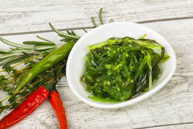 Susamlı yosun salatası Chuka.