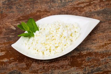 Doğal süzme peynir nane yaprağı sunar.