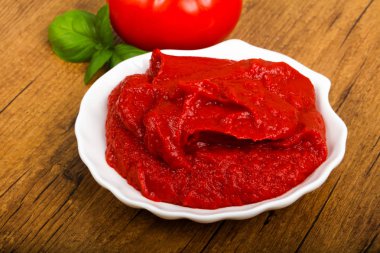 Domates salçası fesleğen yaprakları ile