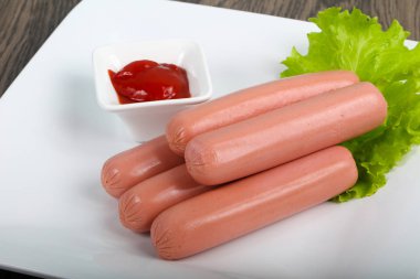 Salata ve ketçap ile sosis haşlama