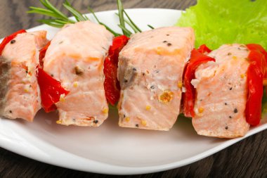 Biber ve limon ile som balığı şiş