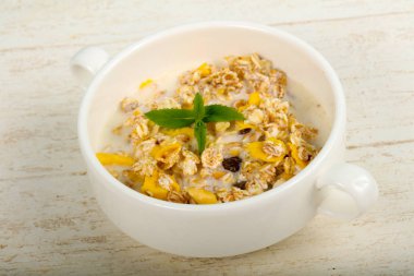 Muz, fındık ve nane ile müsli