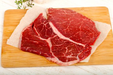 Ham sığır eti biftek yemek için hazır