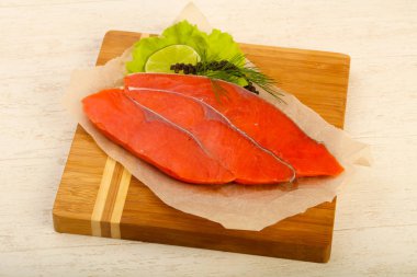 Kireç ve dereotu ile tuzlanmış somon