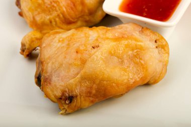 Fırında tavuk budu ve domates.