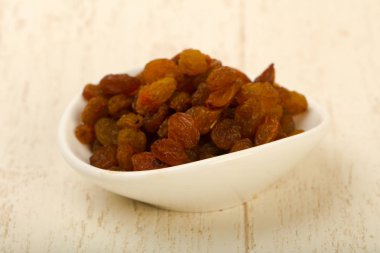 Hafif ahşap arka planda kuru üzüm yığını