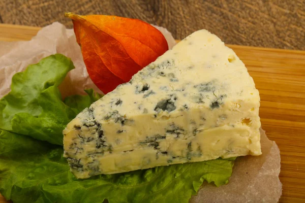 Queso Azul Con Hojas Ensalada Sobre Fondo Madera —  Fotos de Stock