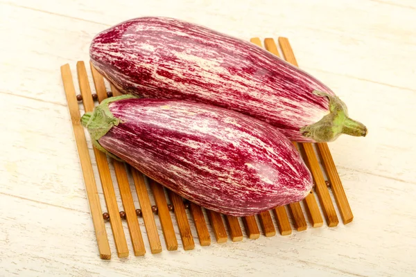 Frische Reife Auberginen Über Dem Hölzernen Hintergrund — Stockfoto