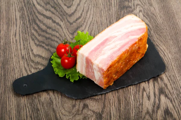 Pancetta Grezza Sfondo Legno — Foto Stock