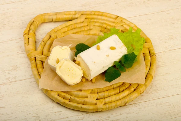 Rollo Queso Brie Con Nueces Cedro —  Fotos de Stock