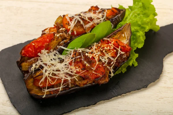 et ve peynir ile doldurulmuş patlıcan