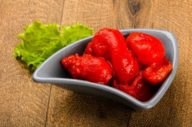 Kase suyu ile soyulmuş domates