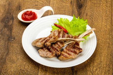 Salata yaprakları servis domates soslu kuzu ızgara