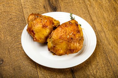 Kavrulmuş tavuk uyluk baharat ve soya sosu ile