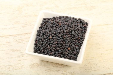 Kase üzerinde ahşap yemek pişirmek için hazır siyah mercimek