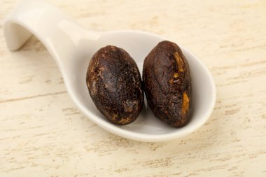 Culinare için iki Nutmegs ahşap arka plan üzerinde kullanın