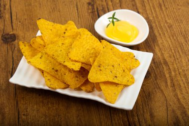 Nacho peynirli sos ile