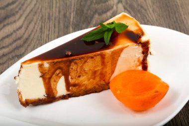 Peynirli kek çikolata ve kayısı ile