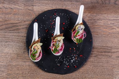 Wirh soğan ve ekmek ringa snack