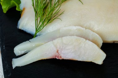 Baharat ile tuzlu beyaz balık füme