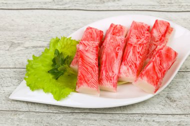 Yengeç surimi sopa salata yaprakları servis