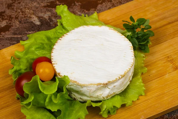 Queijo Camembert Delicoso Com Folhas Salada — Fotografia de Stock