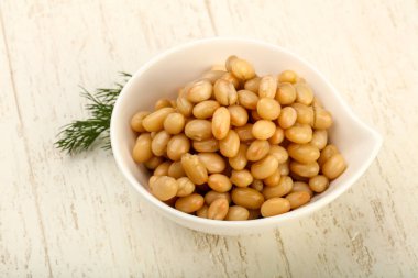 Dereotu şubesi ile kasede beyaz börülce