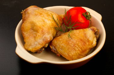 Fırında tavuk budu ve domates.