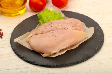 Biber yemek pişirmek için hazır çiğ tavuk göğsü