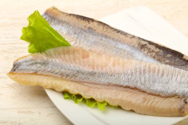 Ringa balığı filetosu salata üzerine bırakır - hazır yemek için